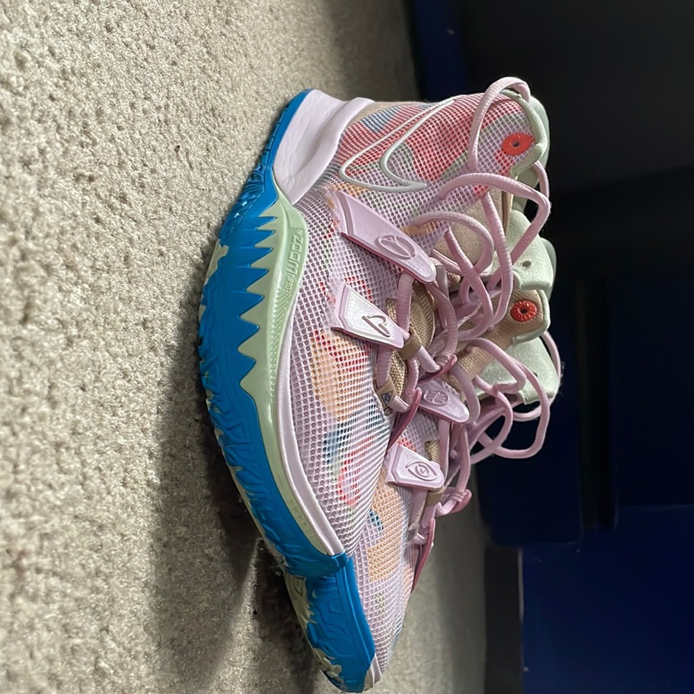 2021
Kyrie 7 EP '1 World 1 People - Regal Pink' / Size 9.5 Mens